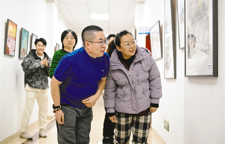 自强不息展时代风采