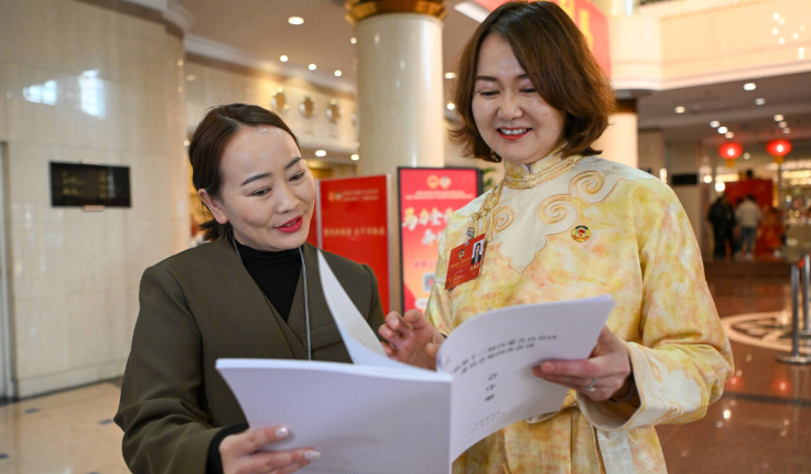 出席自治区政协十三届四次会议的政协委员抵达呼和浩特