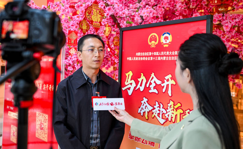 出席自治区十四届人大五次会议的代表抵达呼和浩特