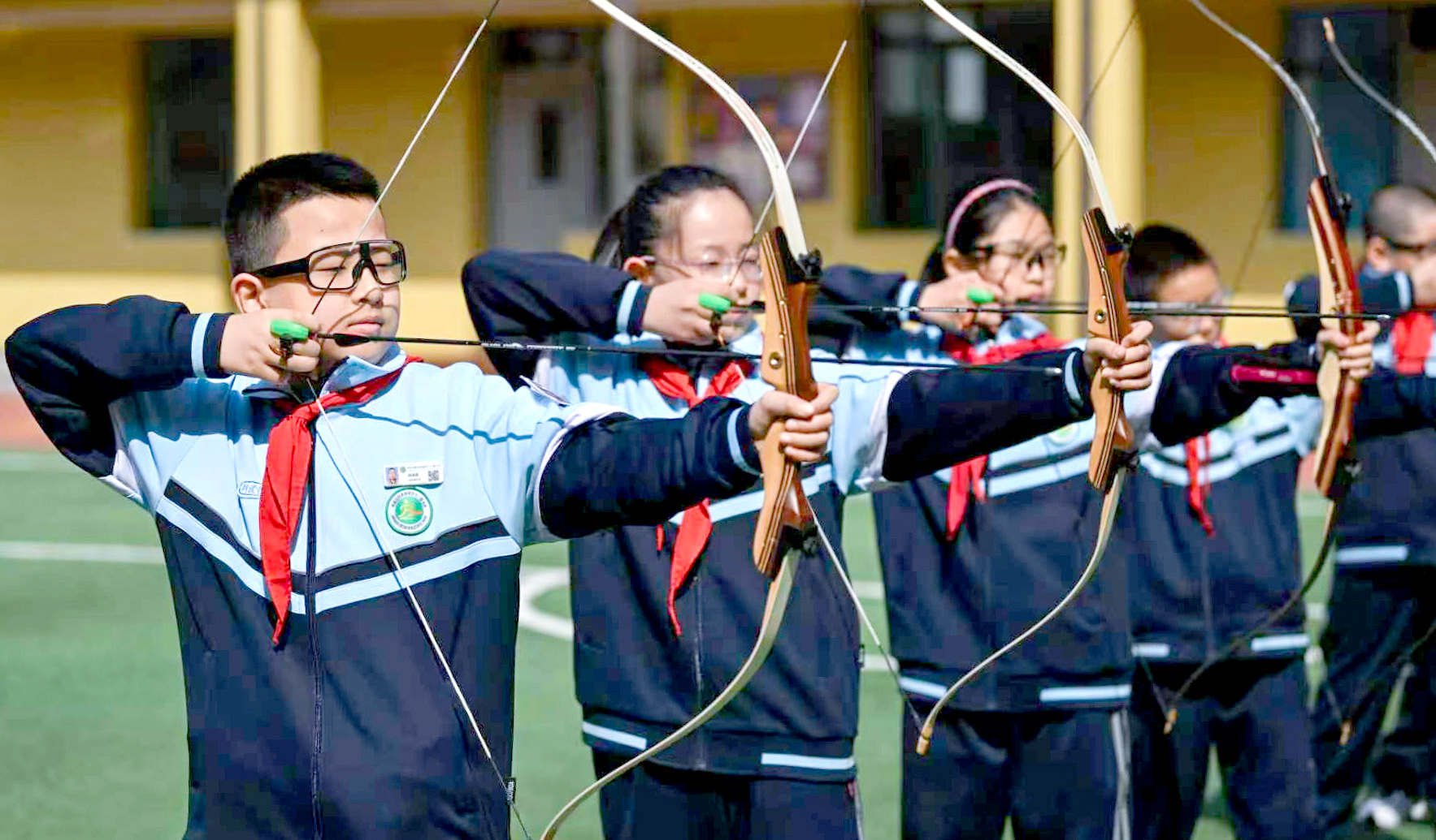 传统体育课点亮多彩校园
