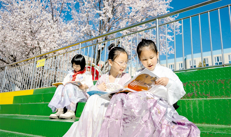 春日桃花开 书香润校园